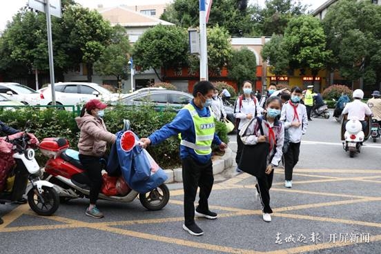 平安上学路，老师交警在守护！