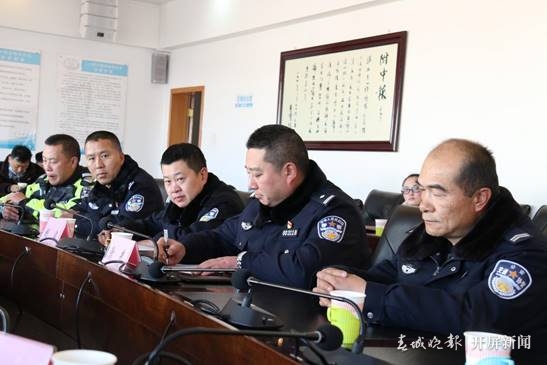 平安上学路，老师交警在守护！