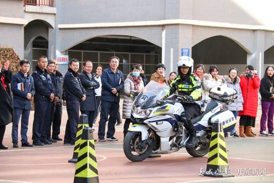 平安上学路，老师交警在守护！