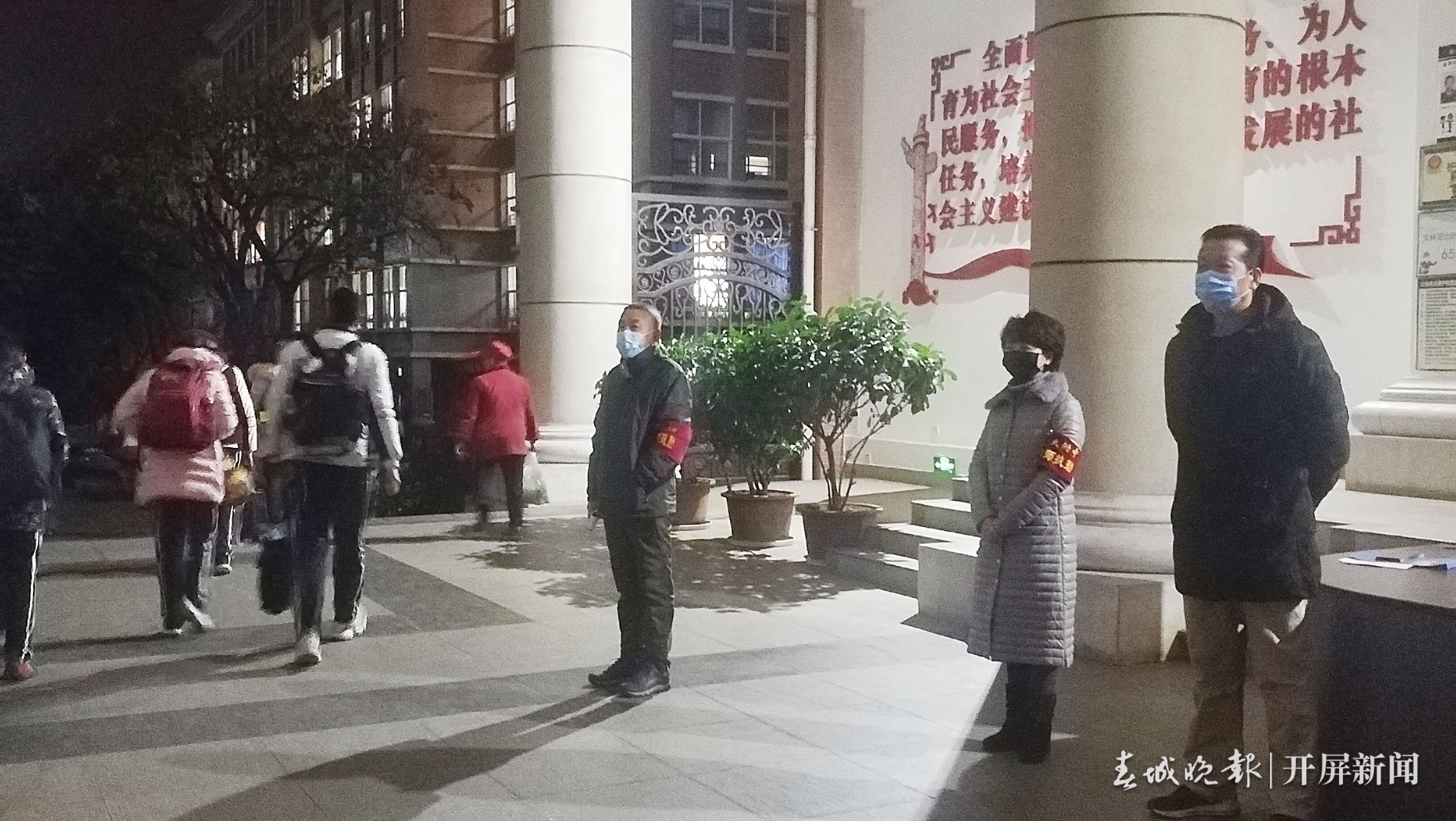 平安上学路，老师交警在守护！