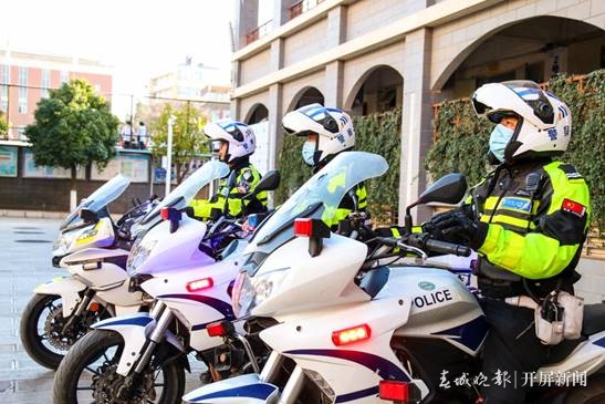 平安上学路，老师交警在守护！
