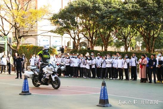 平安上学路，老师交警在守护！