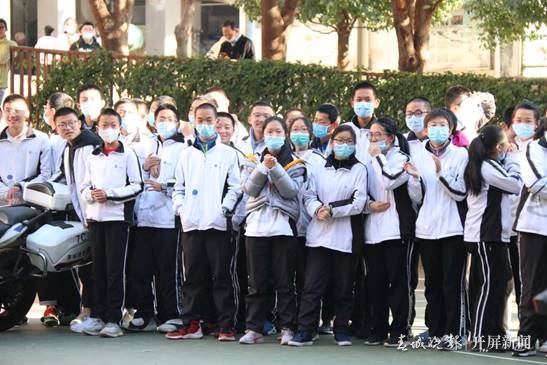 平安上学路，老师交警在守护！