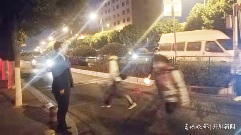 平安上学路，老师交警在守护！