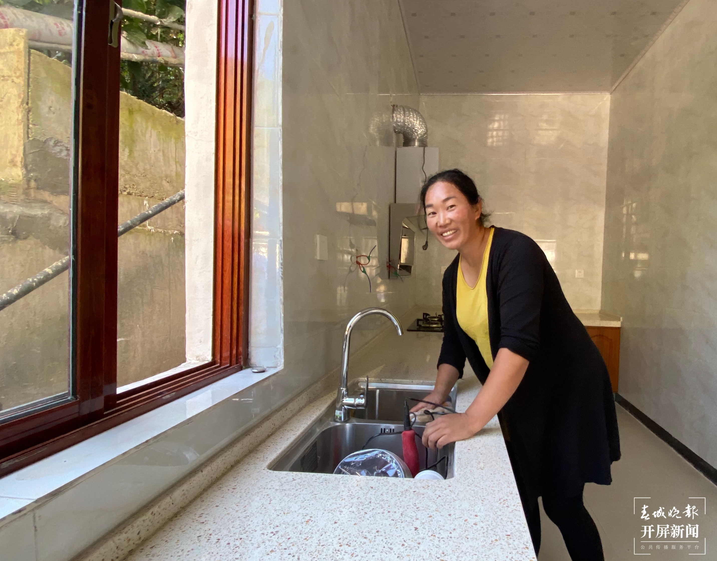 【2020迪庆故事】 乡村旅游成就小康生活（春城晚报-开屏新闻记者 木晓雯 周柯妤 王宇衡 摄影报道）村民盖上新房子3.jpg