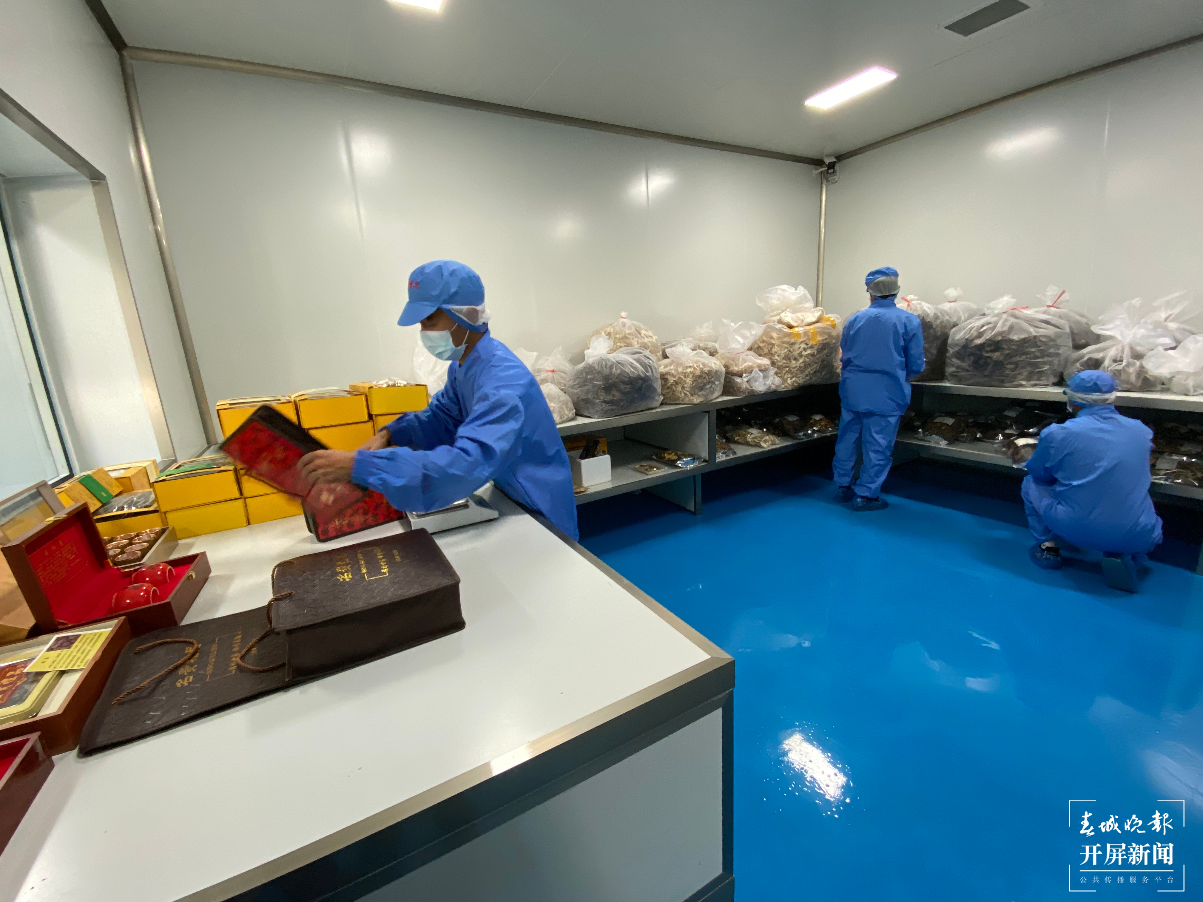 【2020迪庆故事】 乡村旅游成就小康生活（春城晚报-开屏新闻记者 木晓雯 周柯妤 王宇衡 摄影报道）当地土特产流水线生产包装 给当地年轻人提供就业岗位1.jpg