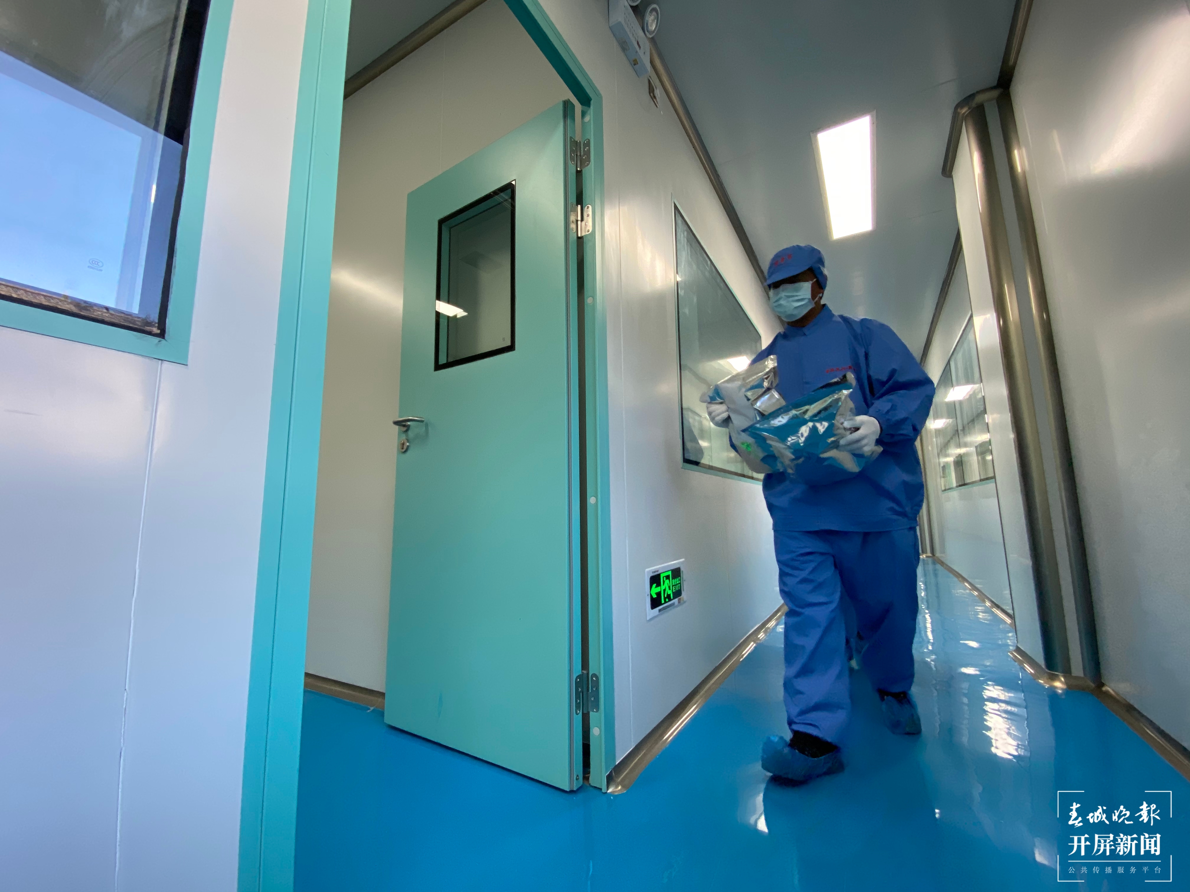 【2020迪庆故事】 乡村旅游成就小康生活（春城晚报-开屏新闻记者 木晓雯 周柯妤 王宇衡 摄影报道）当地土特产流水线生产包装 给当地年轻人提供就业岗位2.jpg