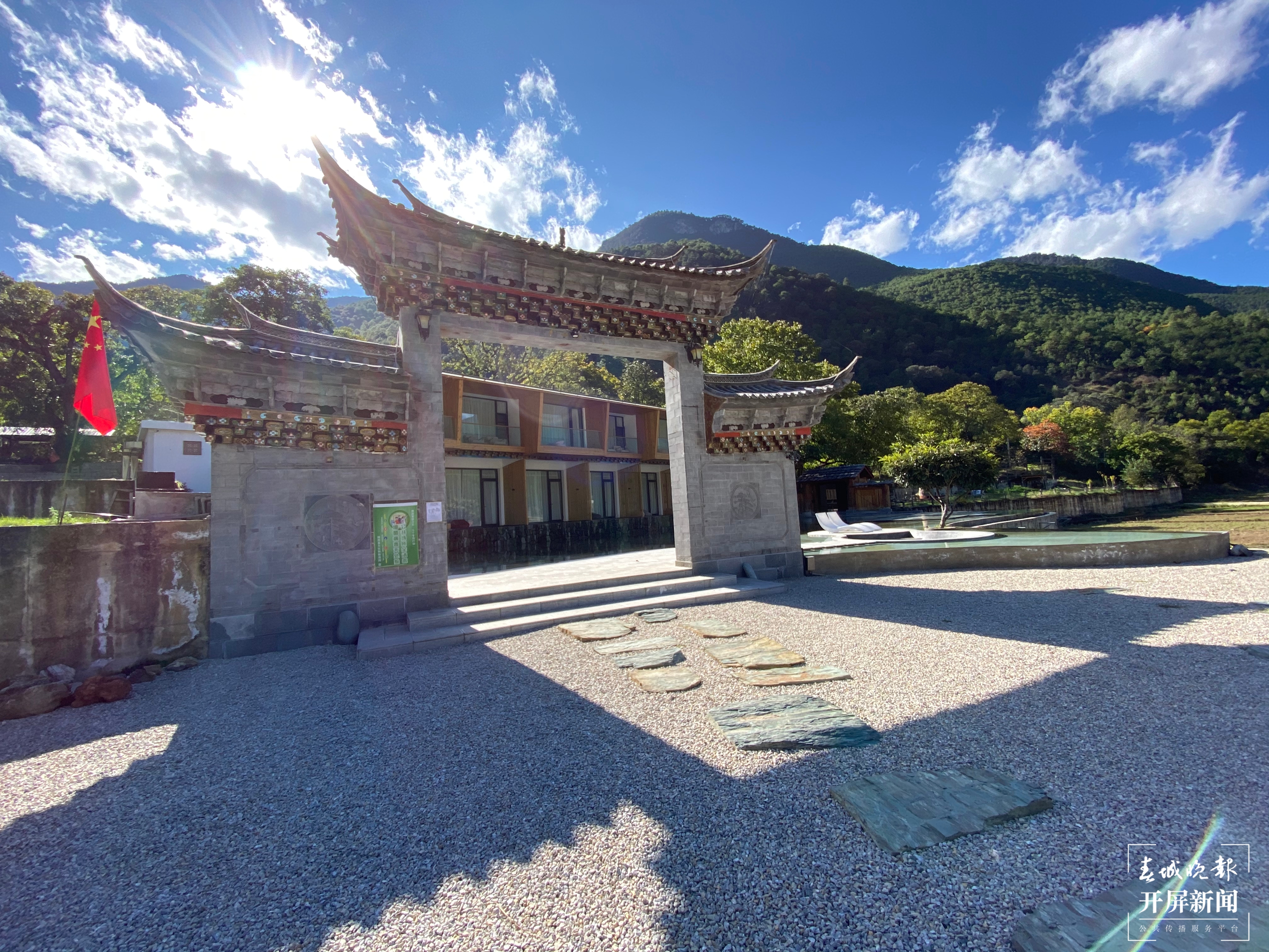 【2020迪庆故事】 乡村旅游成就小康生活（春城晚报-开屏新闻记者 木晓雯 周柯妤 王宇衡 摄影报道）和新海带领村民做起来的乡村旅游精品民宿1.jpg