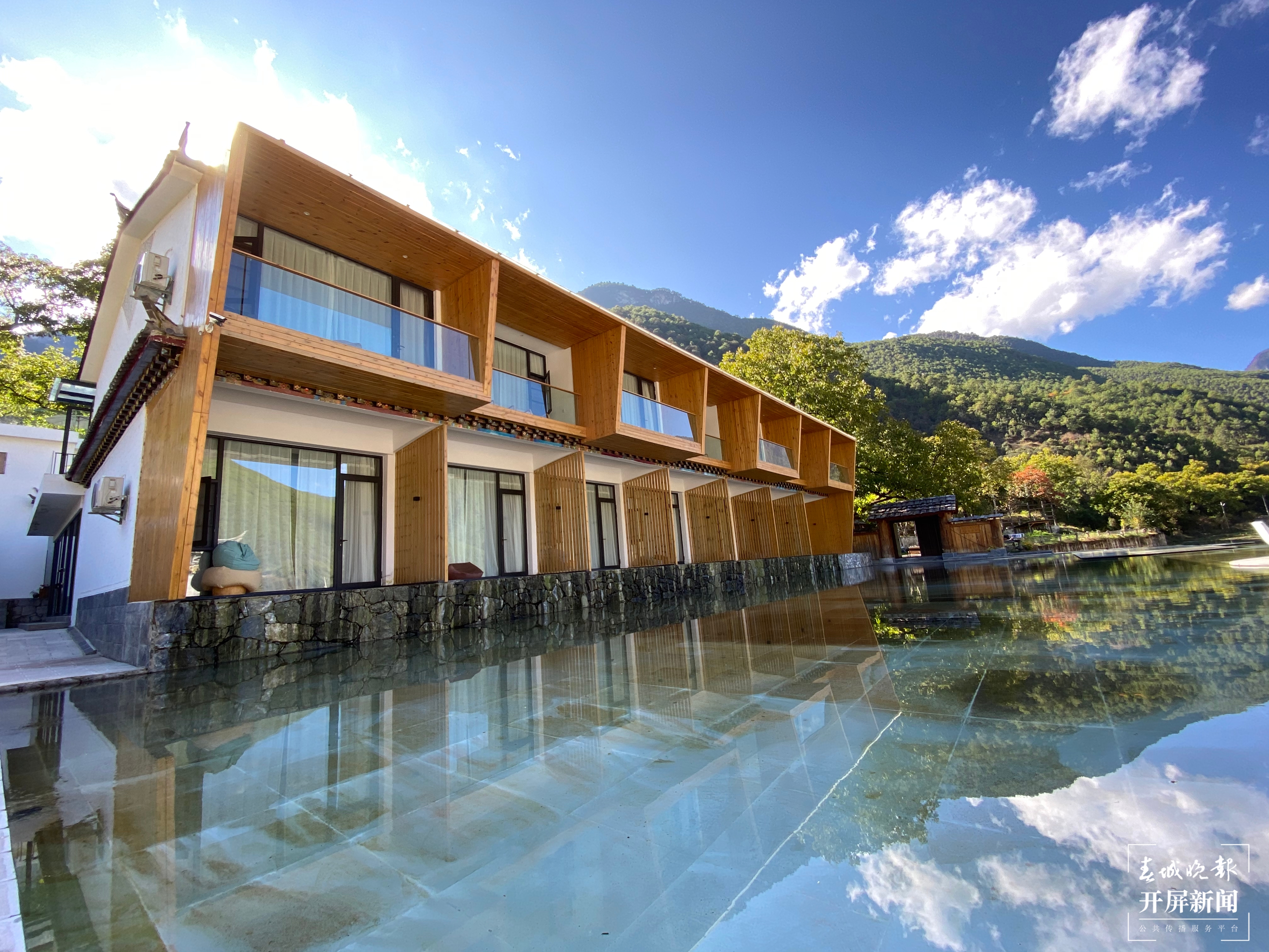 【2020迪庆故事】 乡村旅游成就小康生活（春城晚报-开屏新闻记者 木晓雯 周柯妤 王宇衡 摄影报道）和新海带领村民做起来的乡村旅游精品民宿2.jpg