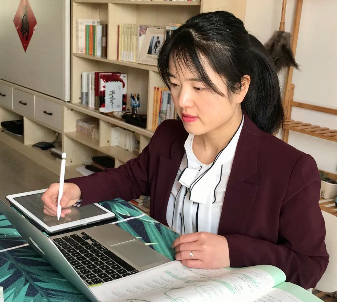 我的2020 | 云端课堂 师生的难忘记忆    （春城晚报-开屏新闻记者 李思家 图片由受访者提供）昆一中西山学校教师陈晓敏上网课