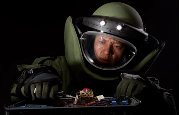 “拆弹专家”贺丽远 （春城晚报-开屏新闻 记者 马雯 昆明市公安局供图）