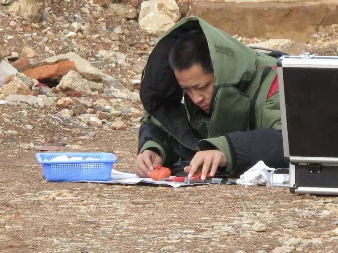 “拆弹专家”贺丽远 （春城晚报-开屏新闻 记者 马雯 昆明市公安局供图）
