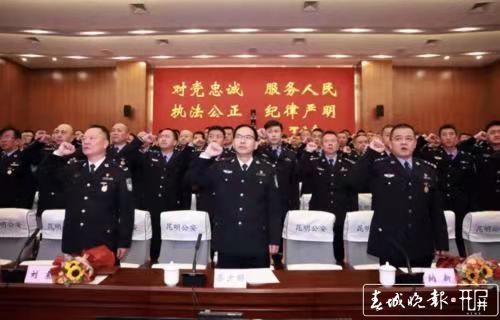 向这支警察队伍致敬!记者马雯