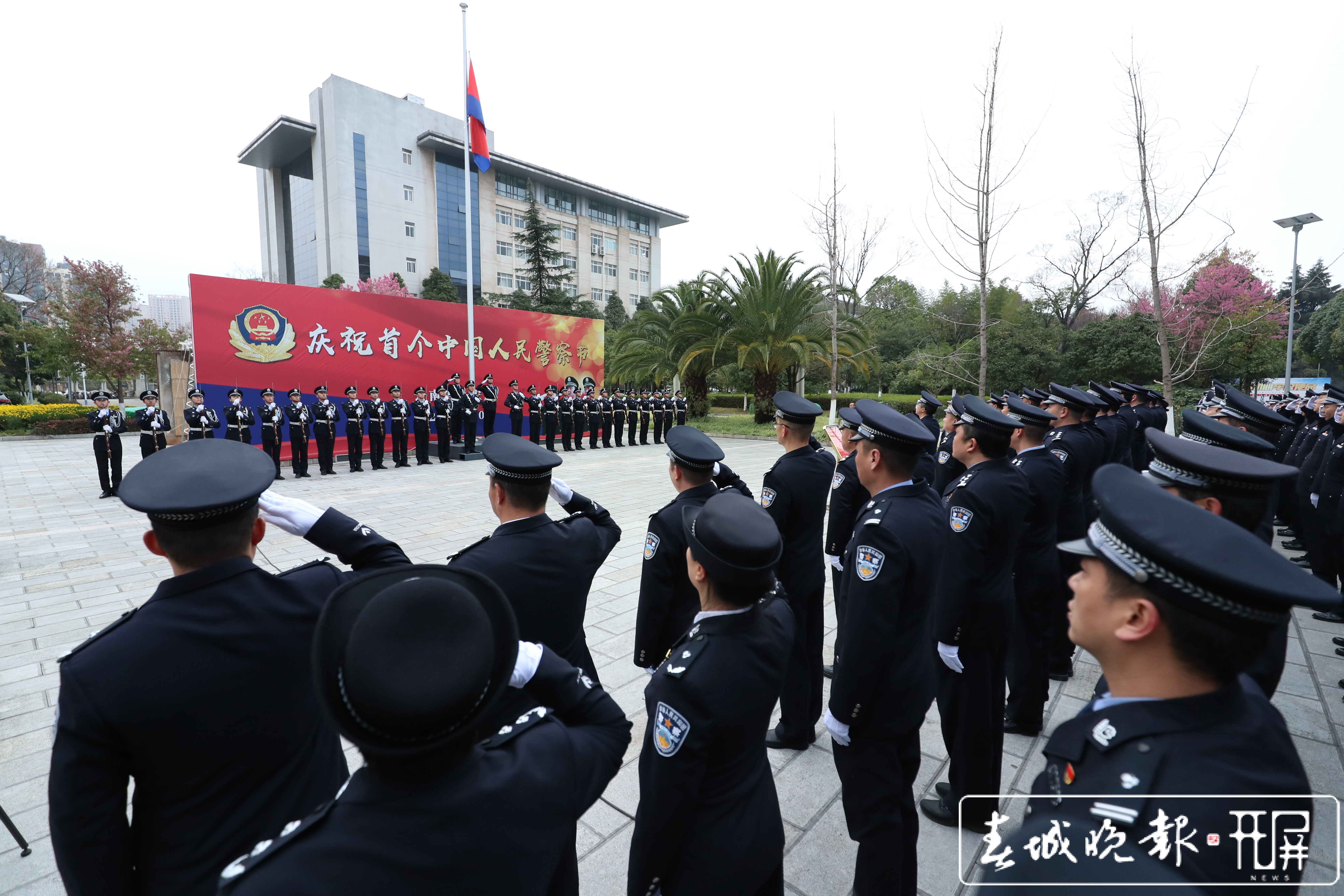 云南省公安厅举行升警旗仪式（供图）