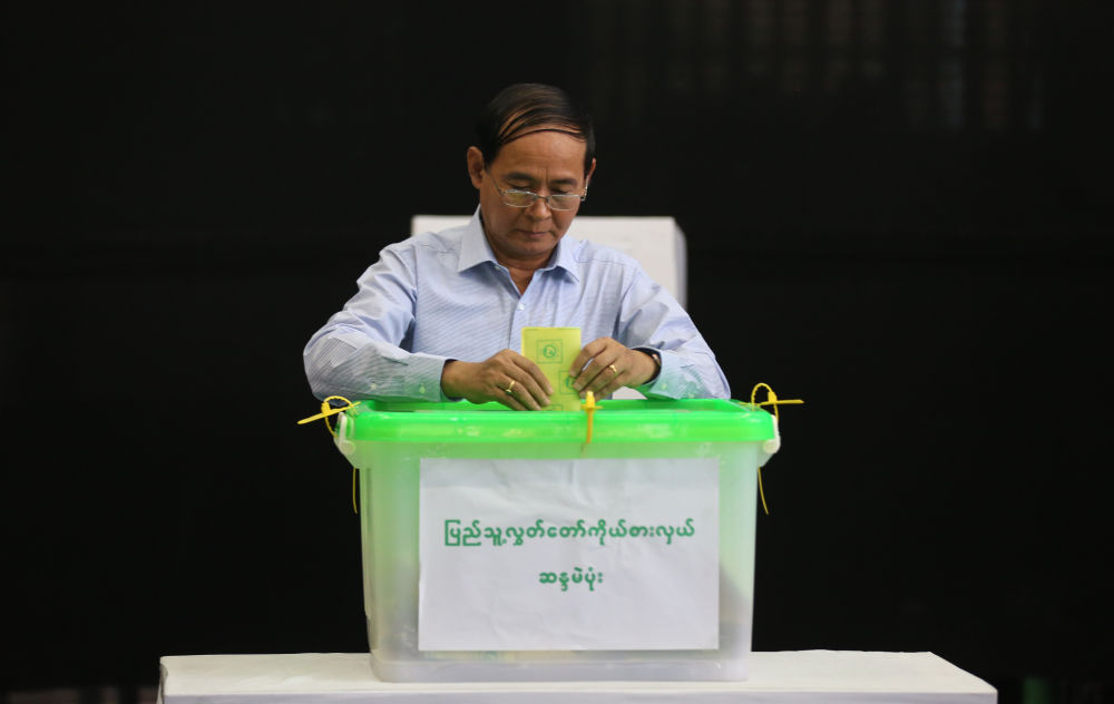 2018年11月3日，在缅甸仰光，缅甸总统温敏在一处投票站投票。新华社发（吴昂摄）