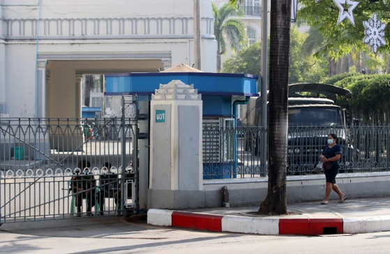 2月1日拍摄的被军方控制的仰光市政大楼。新华社发（亨曼 摄）