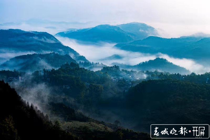 云南罗平踏山看云，这里壮美云海宛若人间仙境（记者：蒋琼波 通讯员：毛虹 摄影报道）