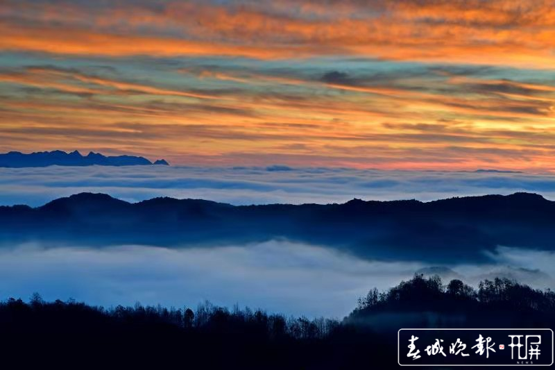 云南罗平踏山看云，这里壮美云海宛若人间仙境（记者：蒋琼波 通讯员：毛虹 摄影报道）