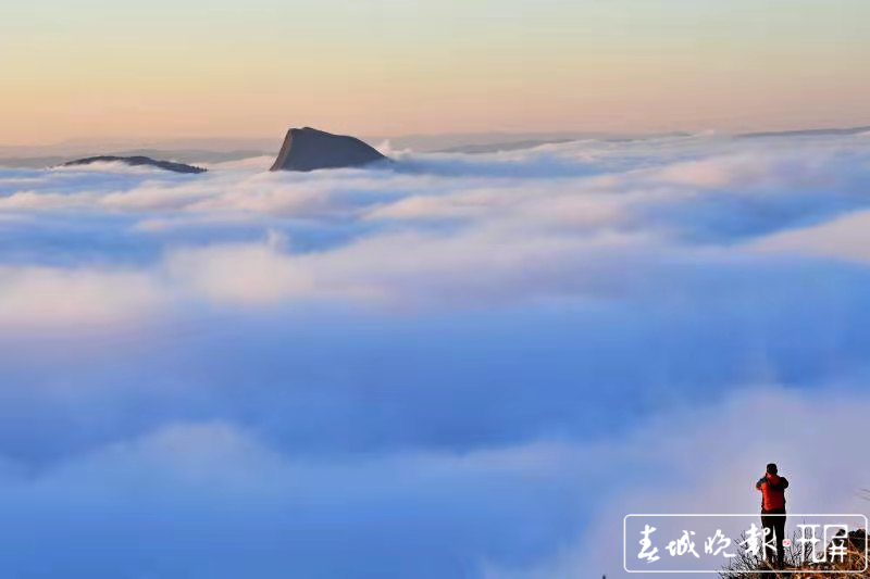 云南罗平踏山看云，这里壮美云海宛若人间仙境（记者：蒋琼波 通讯员：毛虹 摄影报道）