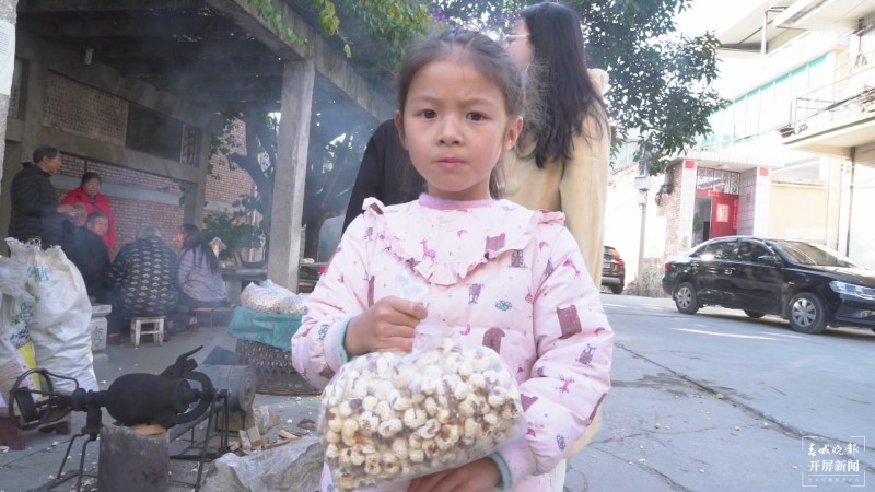 保山昌宁：爆米花里年味浓 崔敏