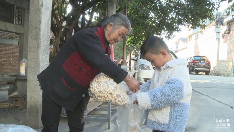 保山昌宁：爆米花里年味浓 崔敏