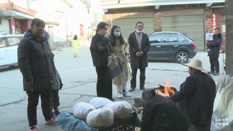 保山昌宁：爆米花里年味浓 崔敏