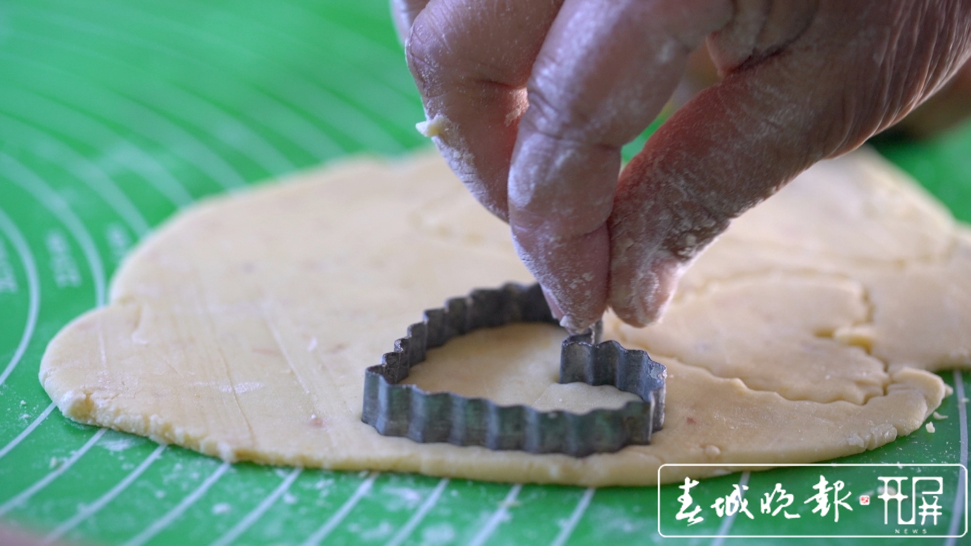 印尼小饼干:用纯手工坚守“年味”