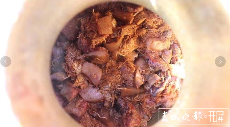 新平建兴的年味，除了腊肉香肠，还有猪头肉腌萝卜丝（记者：李春丽 通讯员：李晓丽、刀雪锋、普泽伟、马琴摄影报道）