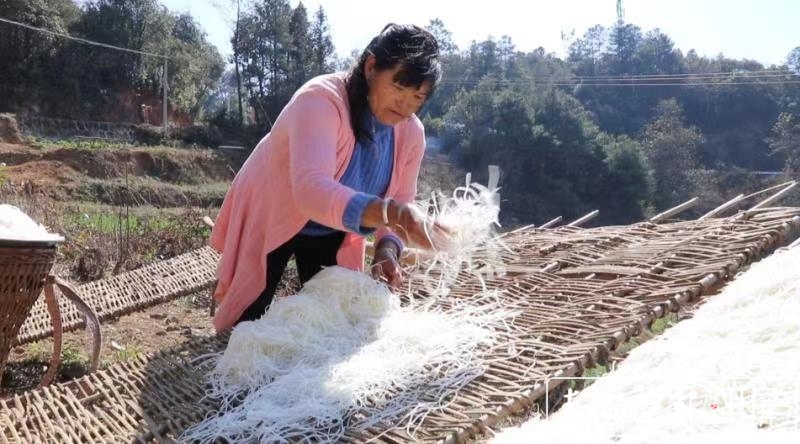 新平建兴的年味，除了腊肉香肠，还有猪头肉腌萝卜丝（记者：李春丽 通讯员：李晓丽、刀雪锋、普泽伟、马琴摄影报道）