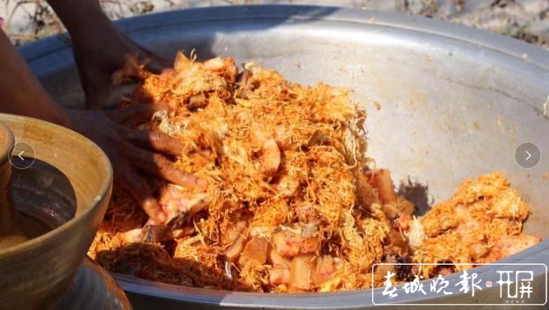 新平建兴的年味，除了腊肉香肠，还有猪头肉腌萝卜丝（记者：李春丽 通讯员：李晓丽、刀雪锋、普泽伟、马琴摄影报道）