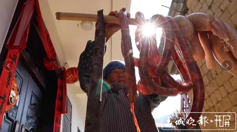 新平建兴的年味，除了腊肉香肠，还有猪头肉腌萝卜丝（记者：李春丽 通讯员：李晓丽、刀雪锋、普泽伟、马琴摄影报道）