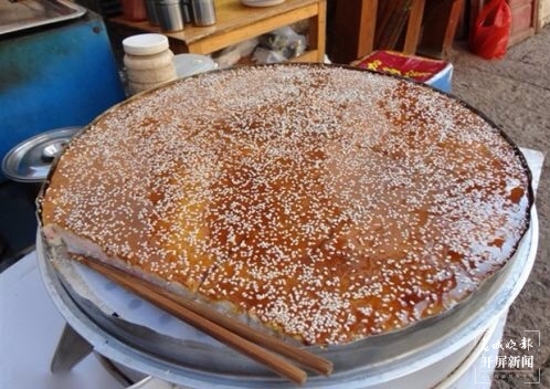 闻着能让人不自觉吞咽！丽江年味的气息就藏在纳西米糕里