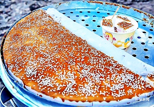 闻着能让人不自觉吞咽！丽江年味的气息就藏在纳西米糕里