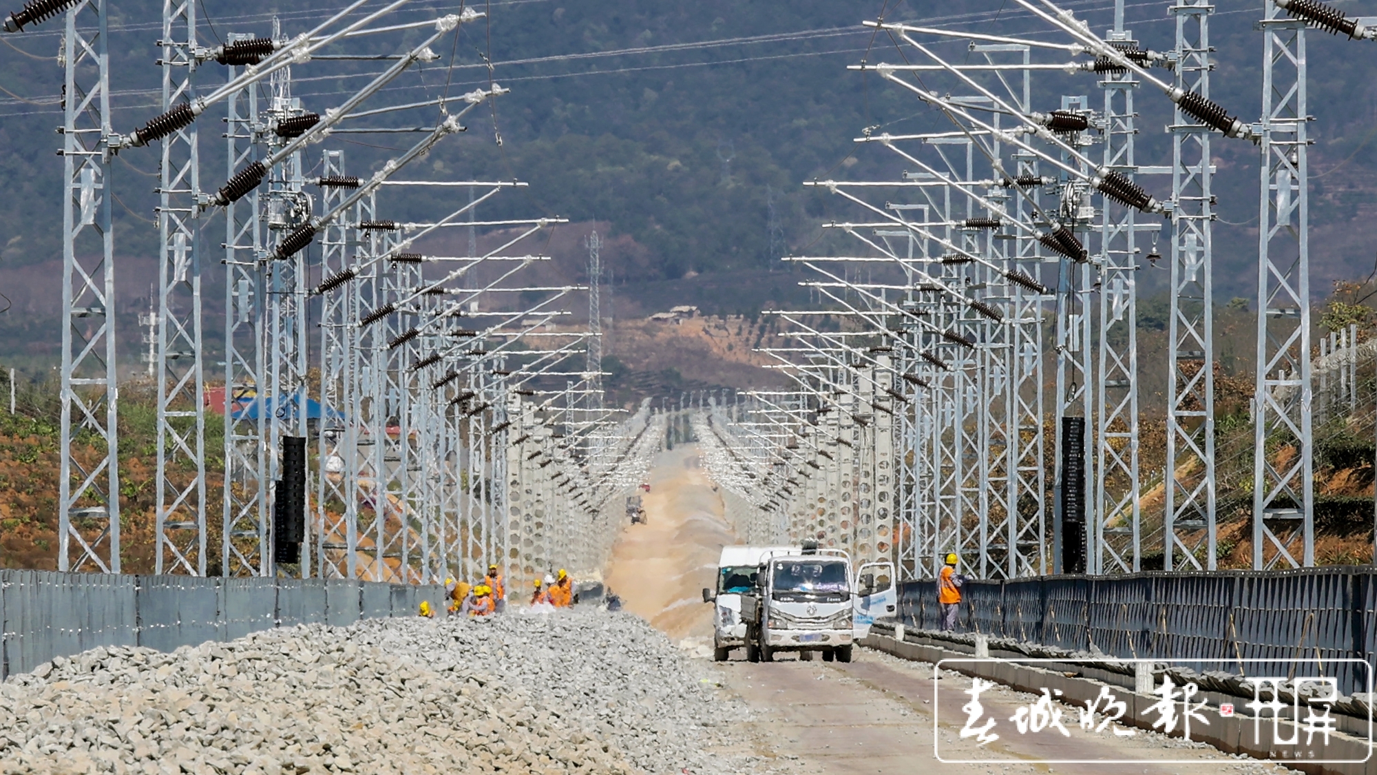 就地过年 1.7万人奋战中老铁路保开通 (8).jpg