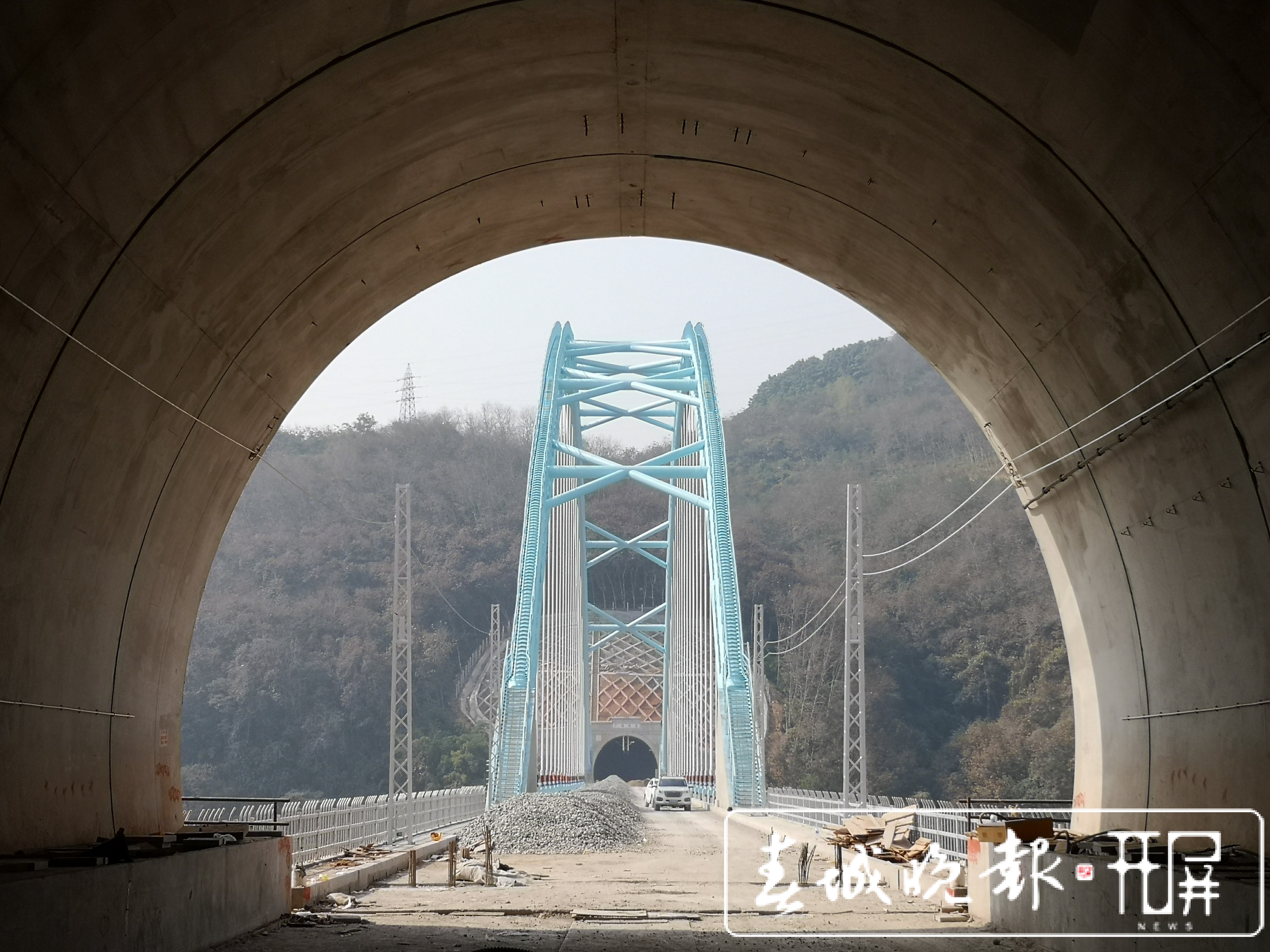 就地过年 1.7万人奋战中老铁路保开通 (7).jpg