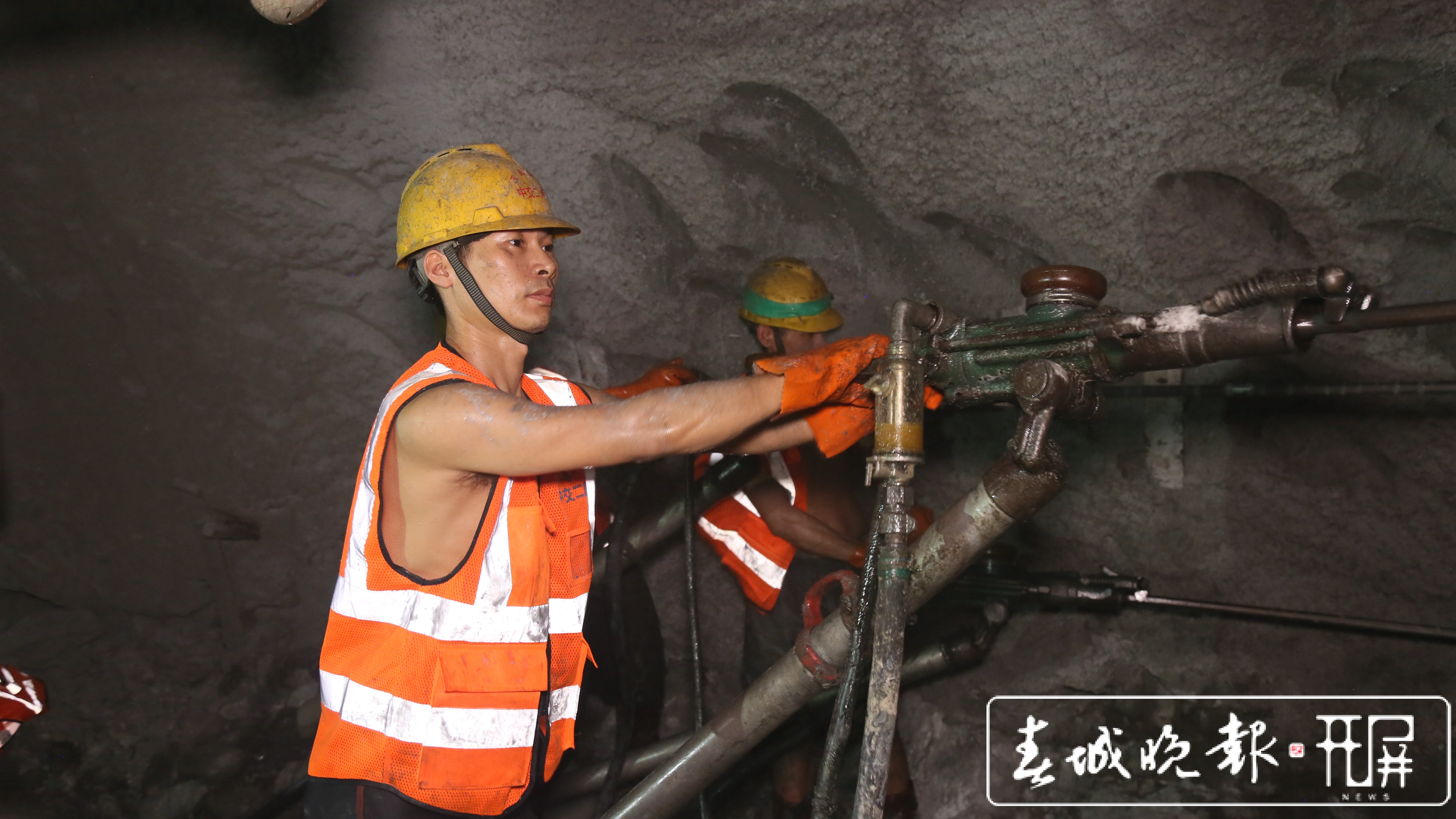 就地过年 1.7万人奋战中老铁路保开通 (6).jpg