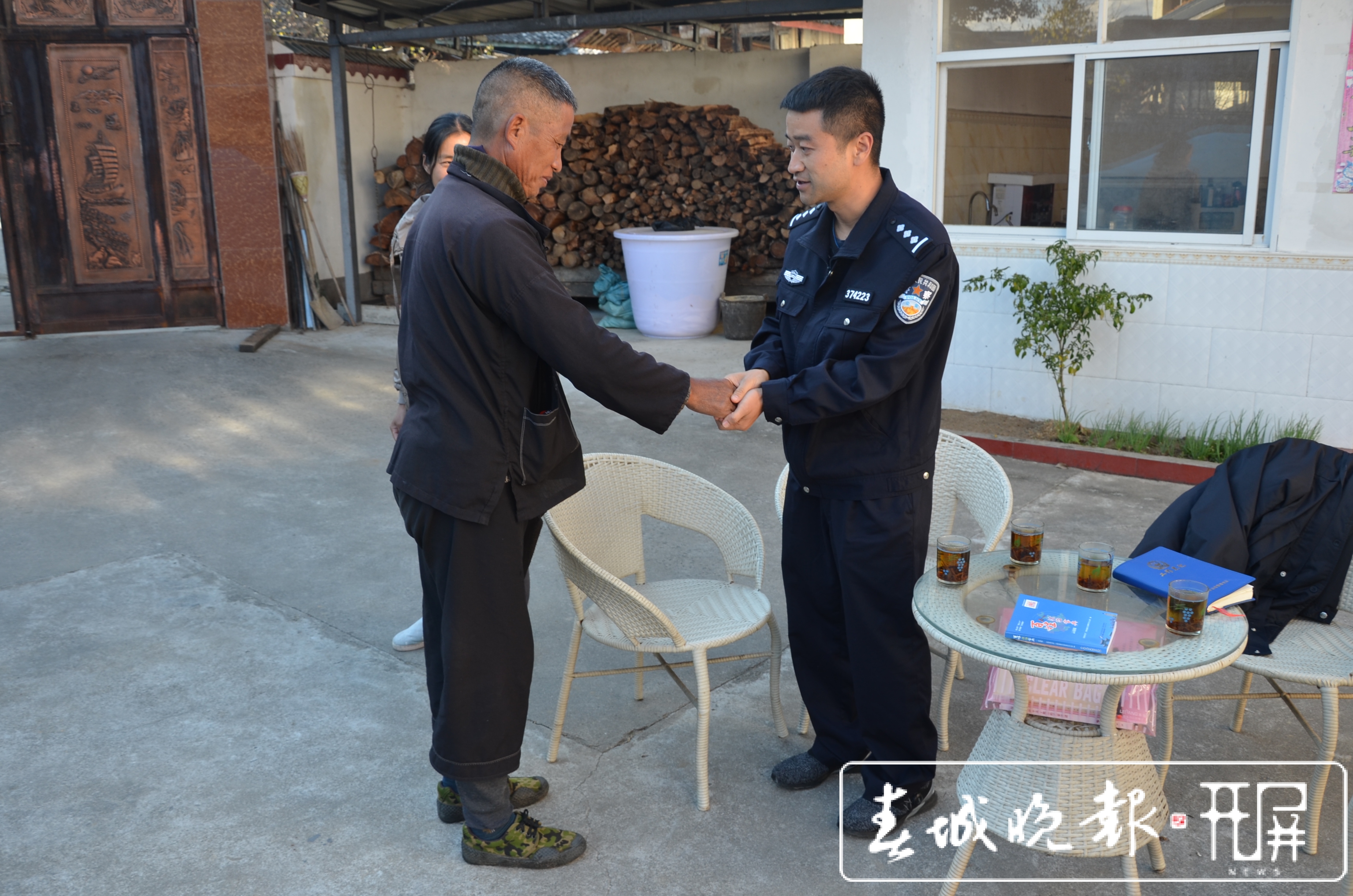 盈江移民管理警察护您平安 (3).JPG