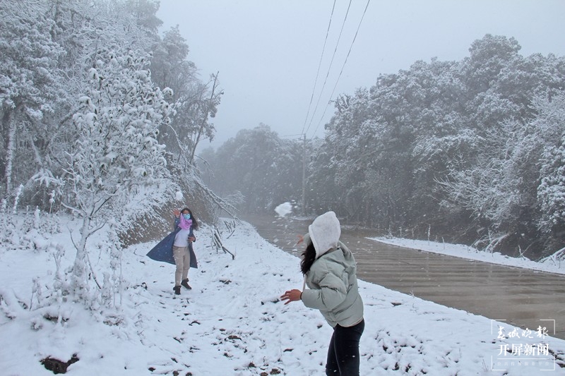 保山昌宁：佳节前天堂山喜迎飘雪 通讯员 高雪燕 李海燕 李杨 摄