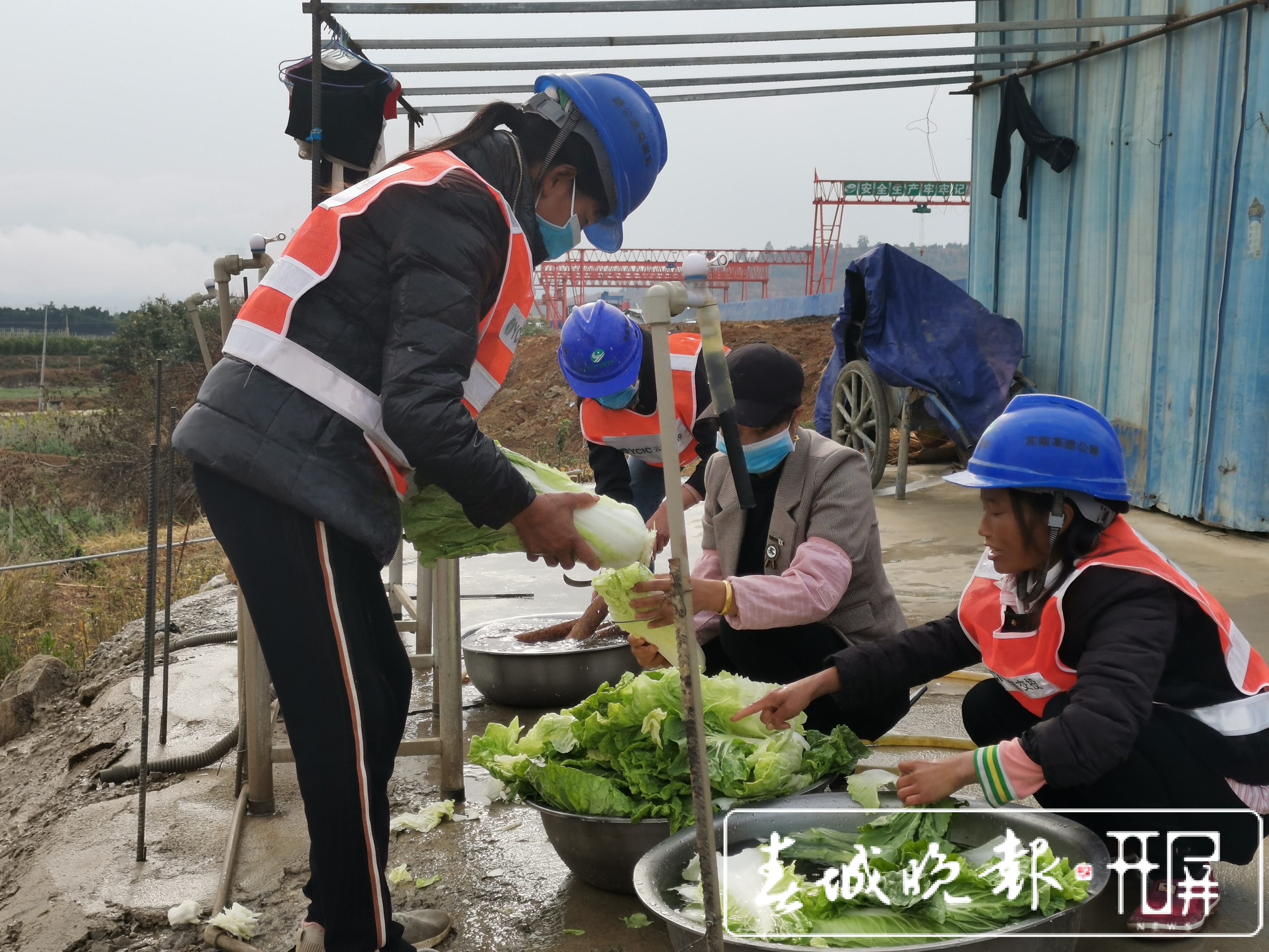 就地过年也温暖！独特年饭送进宾川宾南高速工地