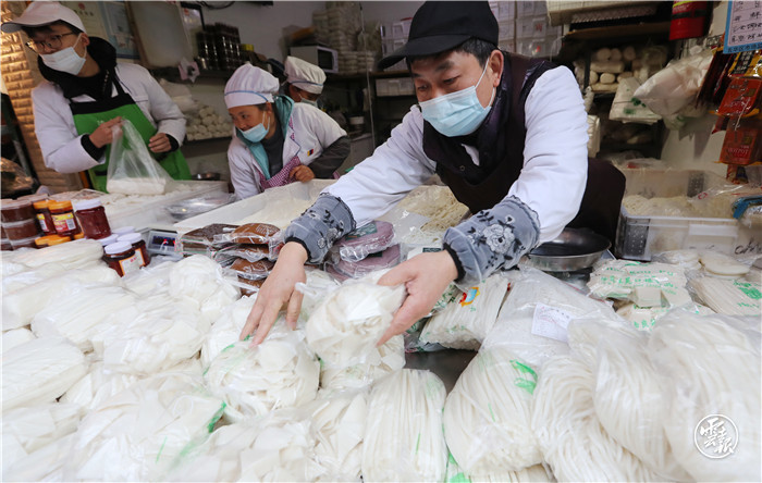 最是人间烟火气！昆明篆新农贸市场热闹非凡年味浓（记者：杨峥 摄影报道4.jpg