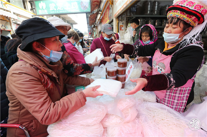 最是人间烟火气！昆明篆新农贸市场热闹非凡年味浓（记者：杨峥 摄影报道3.jpg