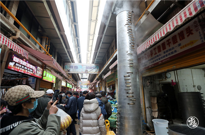最是人间烟火气！昆明篆新农贸市场热闹非凡年味浓（记者：杨峥 摄影报道14.jpg