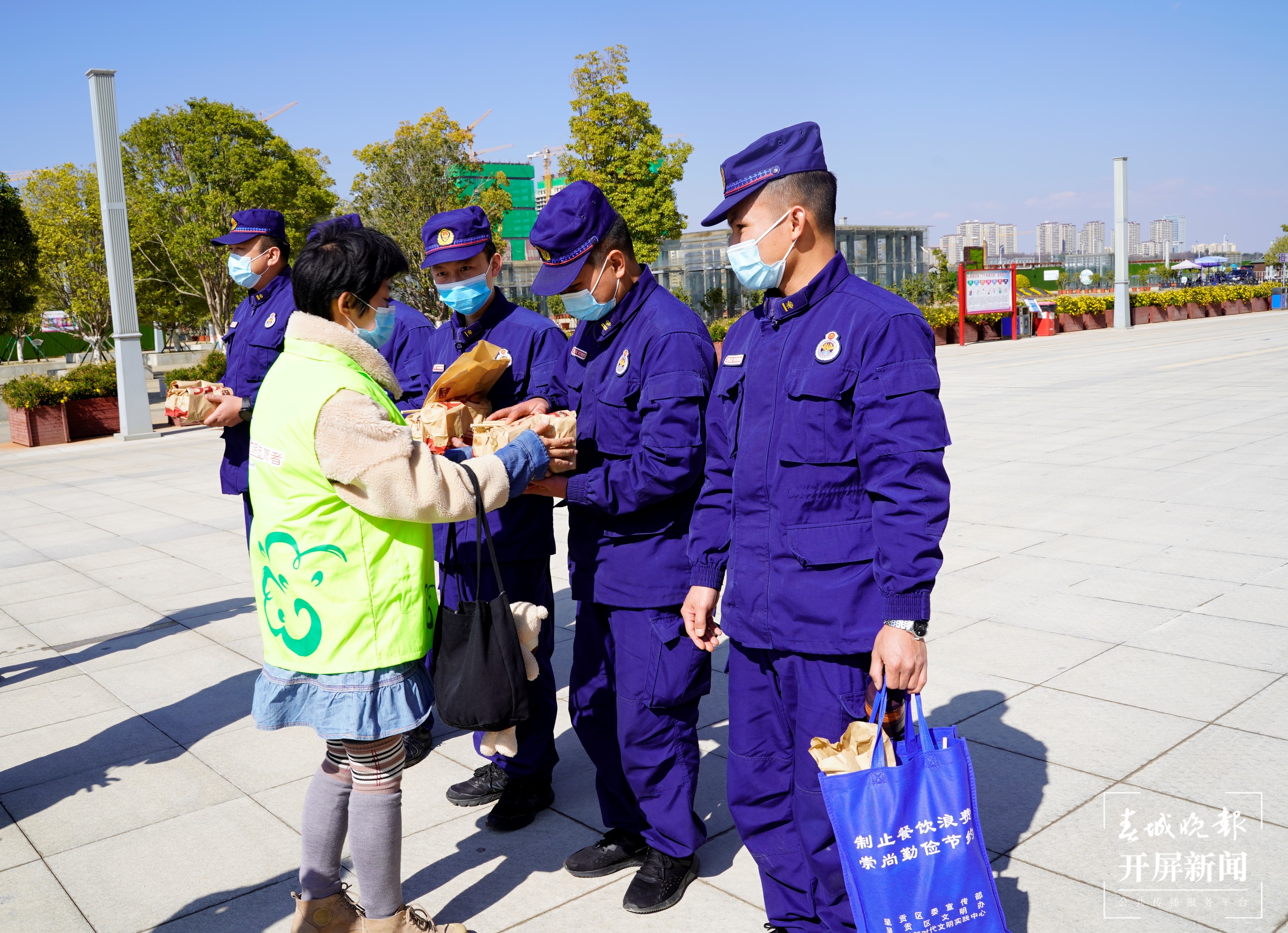 致敬春节坚守岗位劳动者，昆明呈贡区发放500余份爱心套餐