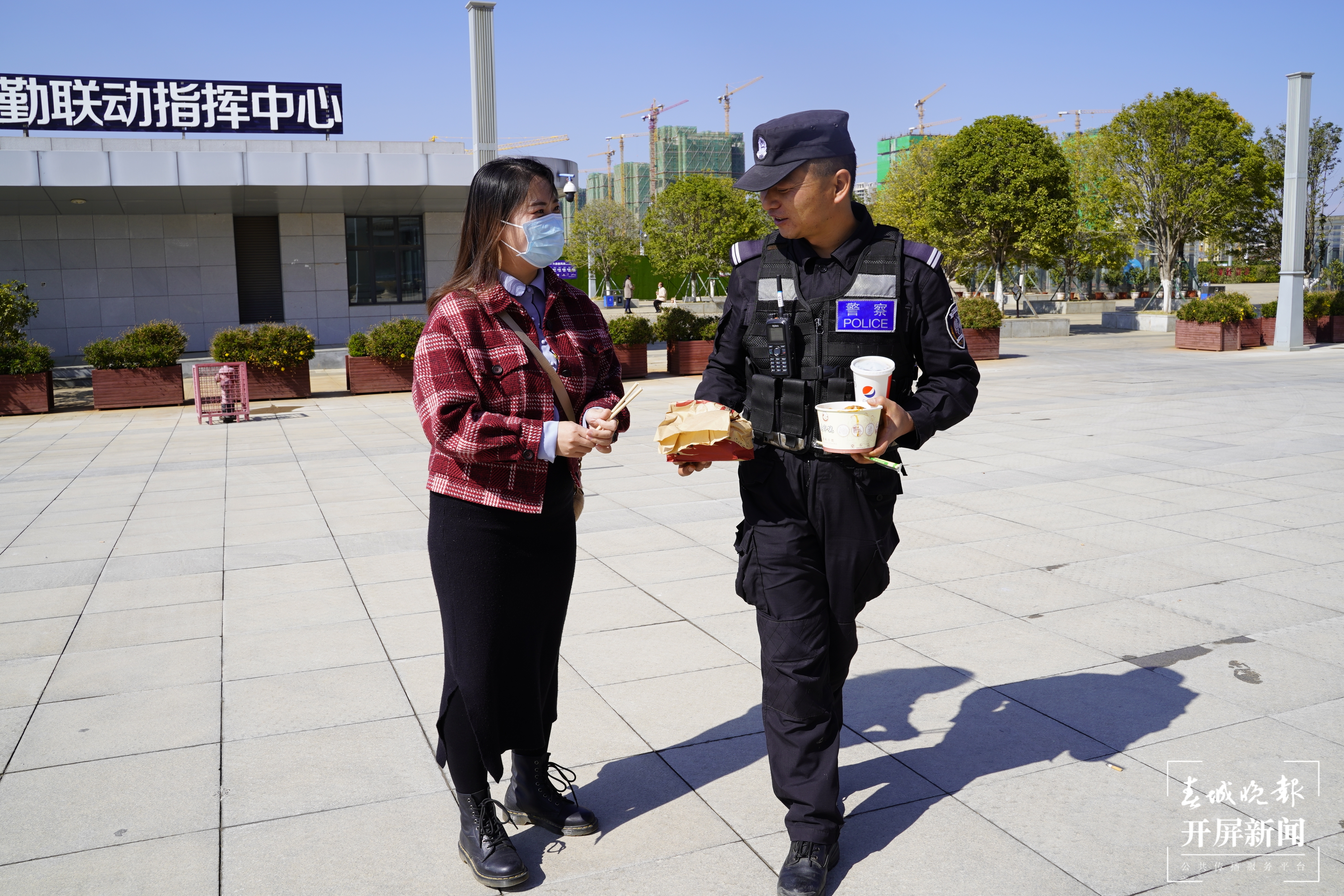 致敬春节坚守岗位劳动者，昆明呈贡区发放500余份爱心套餐