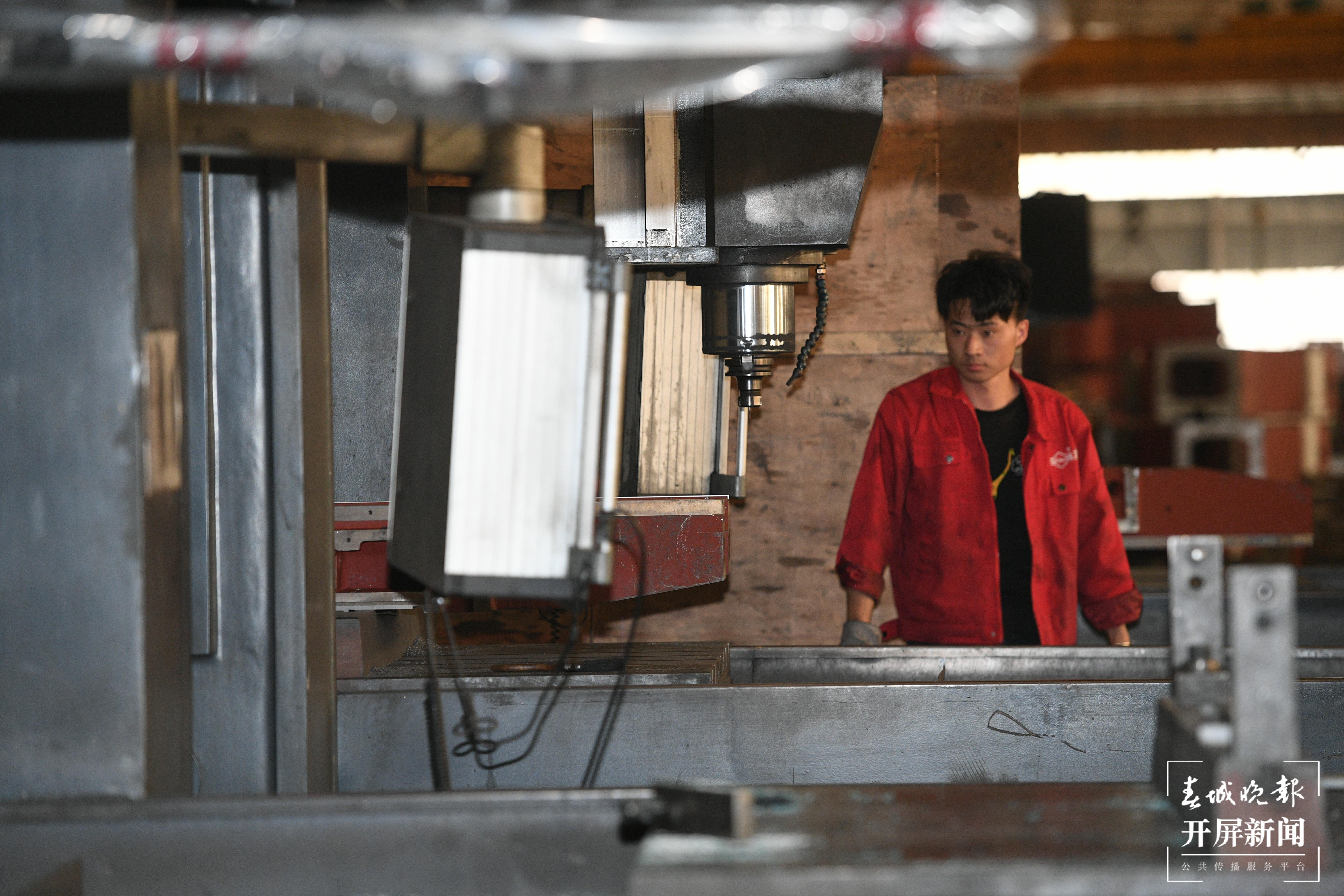 太标集团工人们正在打磨铸件 李冉 摄.jpg