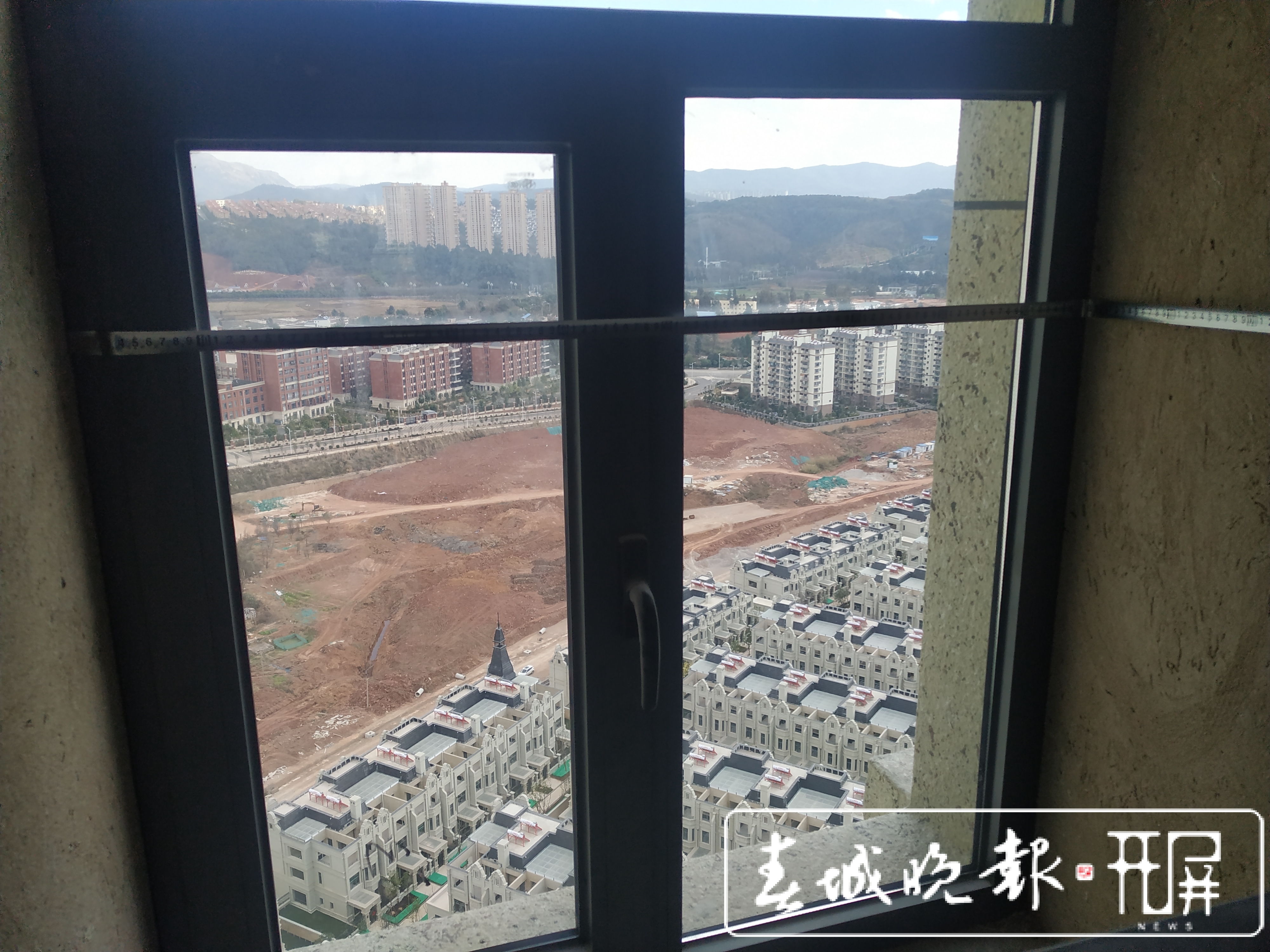 扎心了！昆明一女士买套新房，接房时发现跟样板房差别很大…….