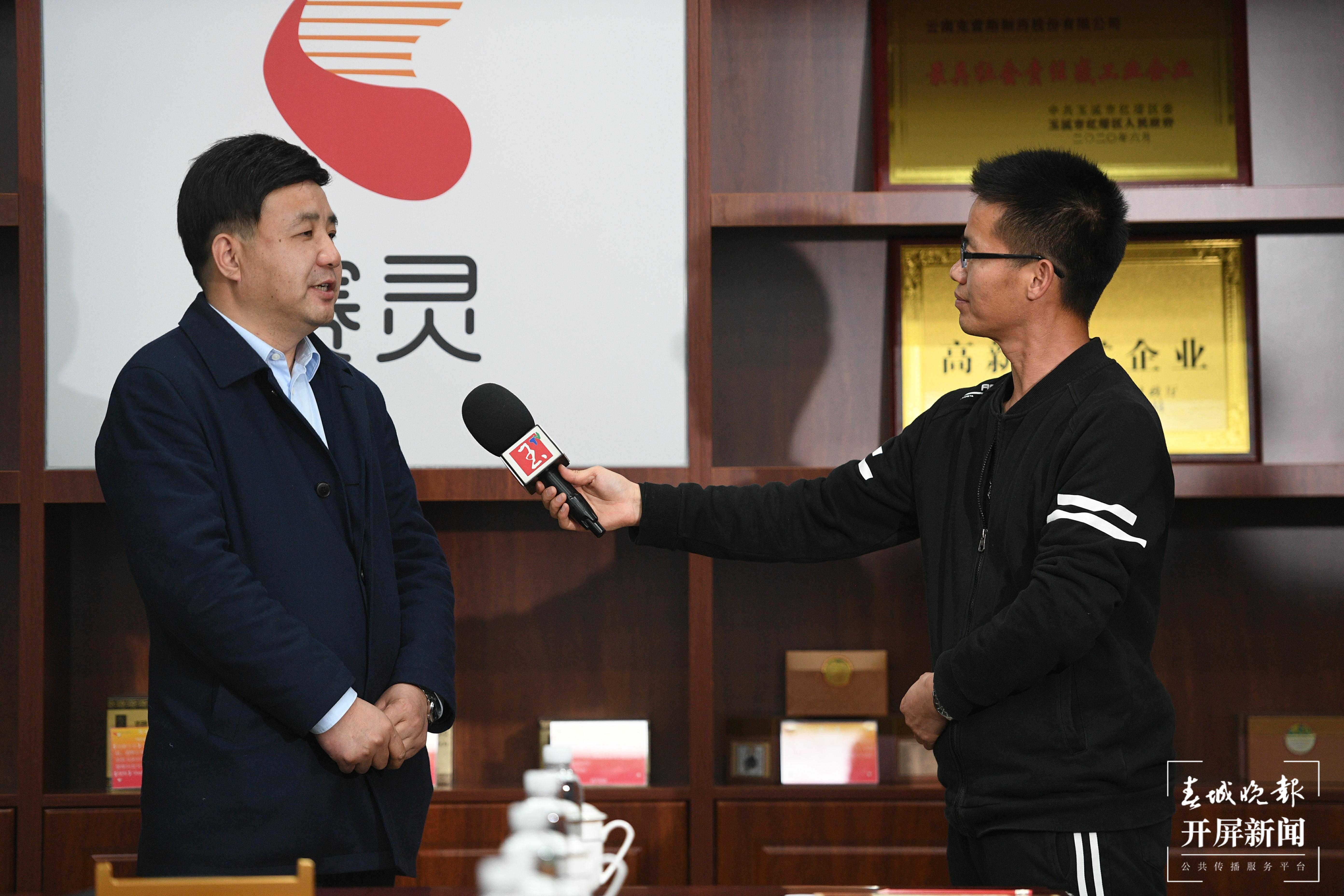 全媒体记者采访赛灵药业常务副总裁易志恒。李冉 摄.jpg