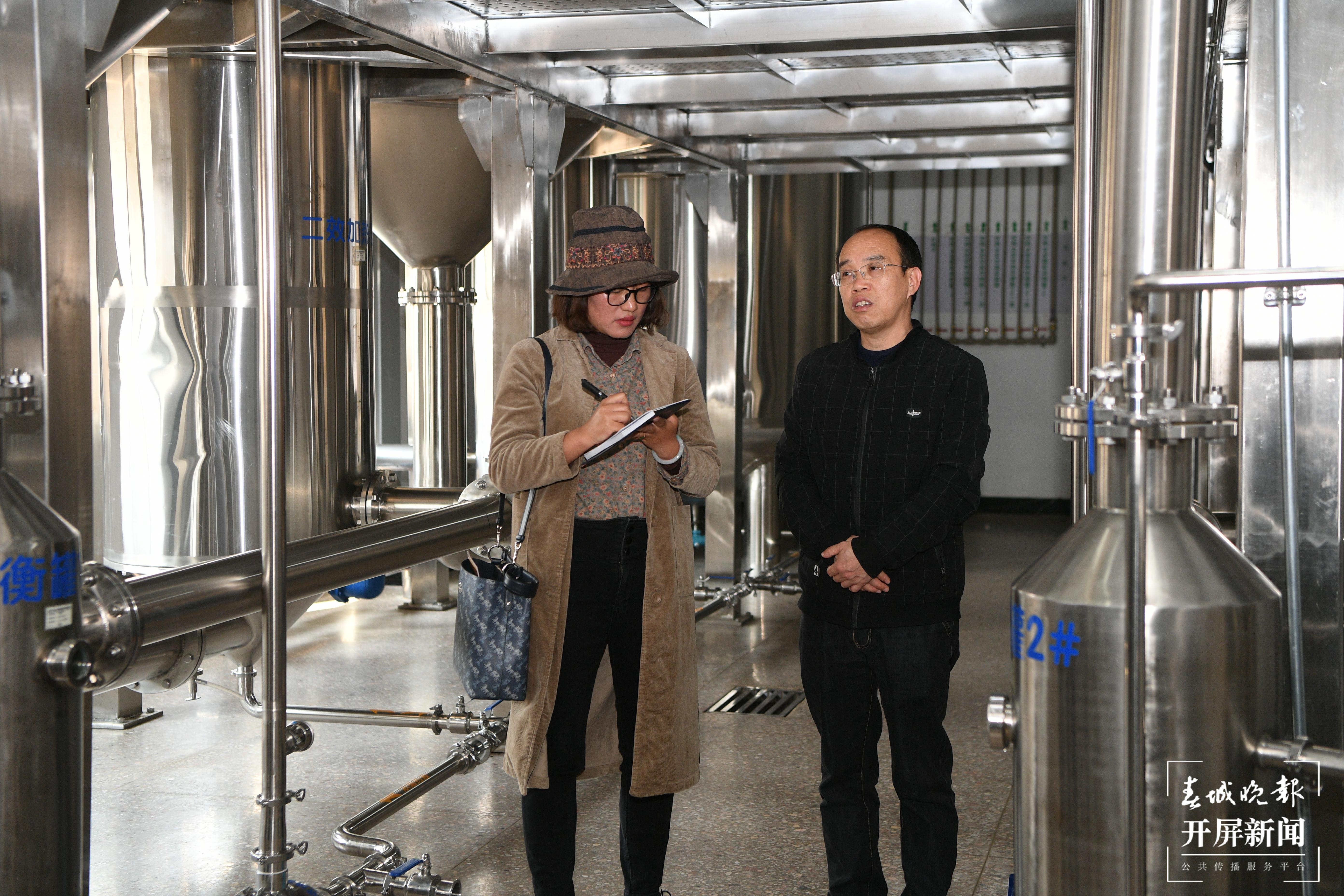 全媒体记者到赛灵药业采访。李冉 摄.jpg