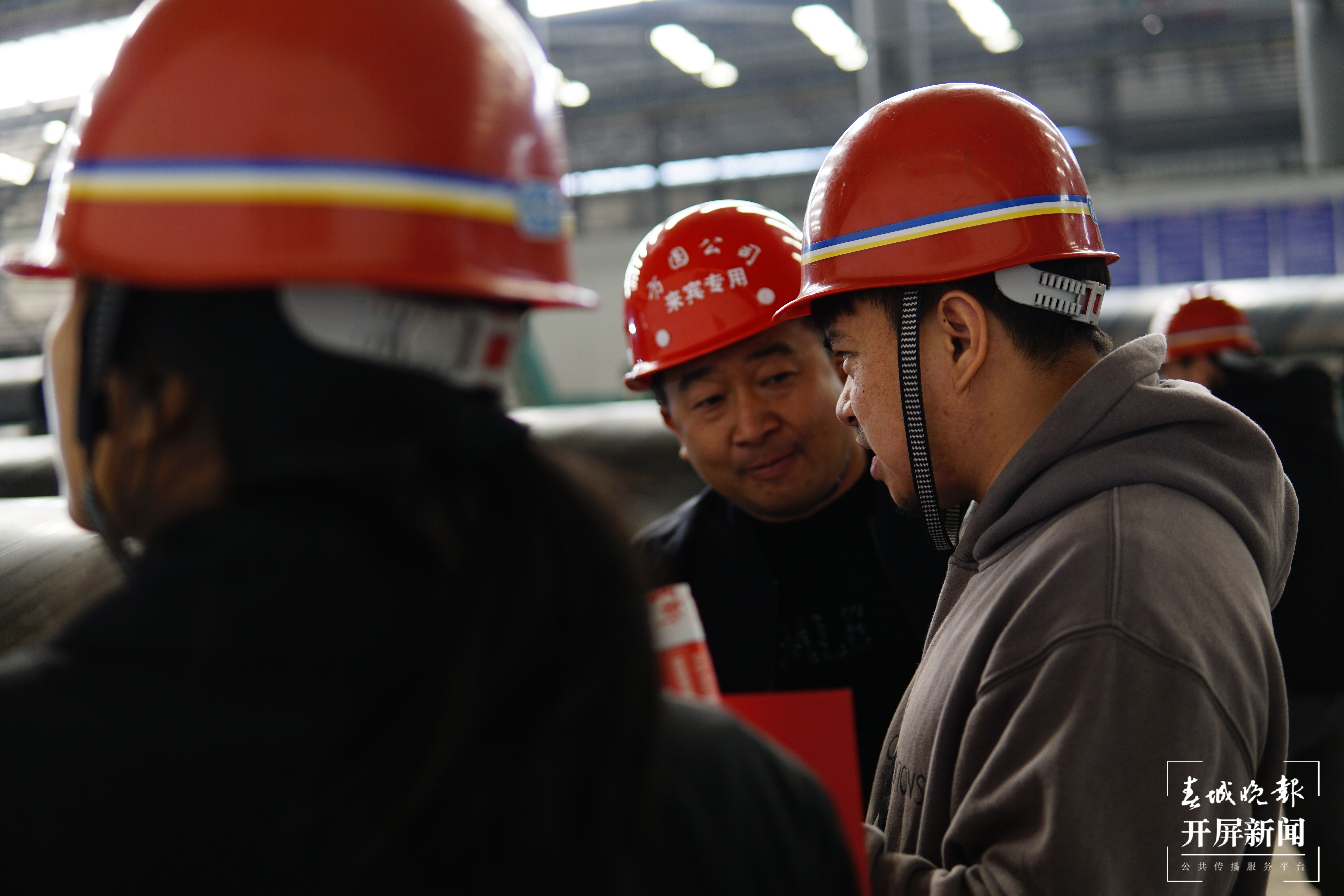 全媒体记者在采访。 李斌 摄.jpg