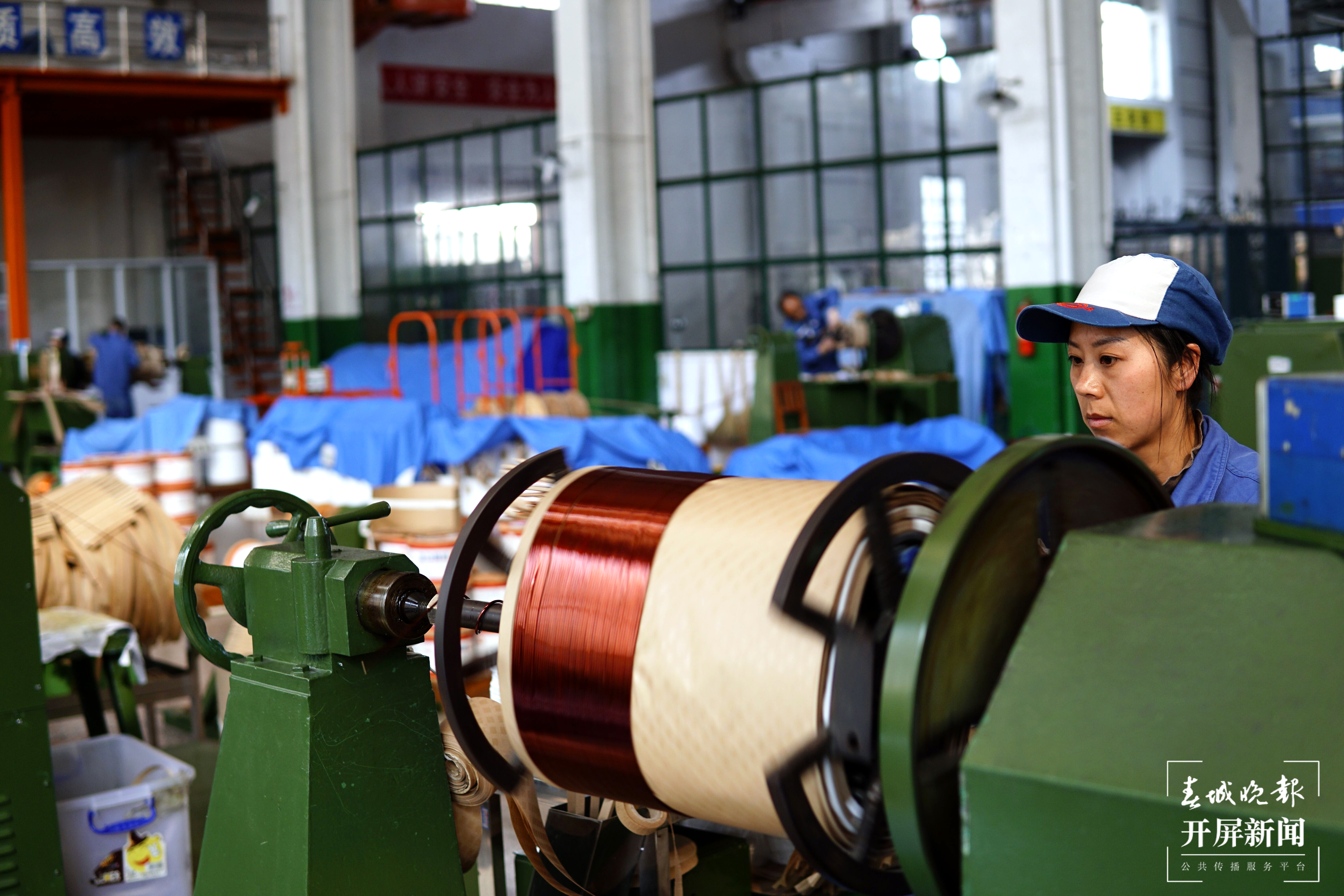 公司生产一台普通的变压器时间在20天，有特殊技术要求的定制变压器40天就能下线。李斌 摄.jpg